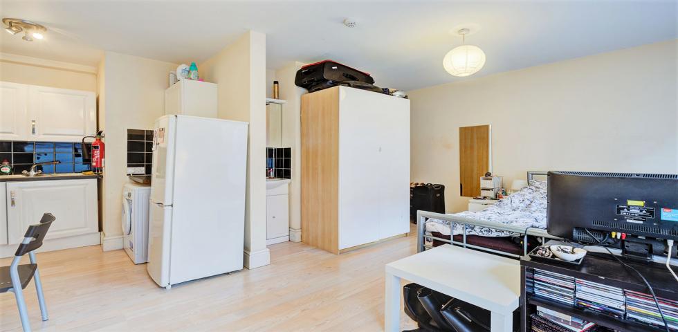 			Studio Apartment, 1 bath, 1 reception Flat			 Abingdon Road, High Street Kensington (Gas, water and electricity